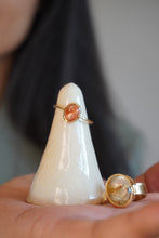 Cargar imagen en el visor de la galería, Anillo sunstone baño de oro - Talla 14
