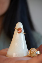 Cargar imagen en el visor de la galería, Anillo sunstone baño de oro - Talla 14
